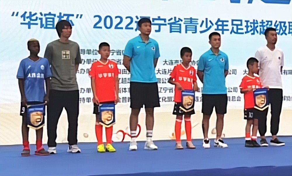 二战中德国占据下的巴黎，剧作家、导演兼剧院办理人的犹太人卢卡斯•斯坦纳（海因茨•本南特 Heinz Bennent 饰）被老婆玛丽安•斯坦纳（凯撒琳•丹尼芙 Catherine Deneuve 饰）躲进蒙马特剧院地下室，乘机逃往非占据区。身为演员的玛丽安不能不肩负起剧院办理人的事宜，雇佣了男演员伯纳德•格兰戈（杰拉尔•德帕迪约 Gérard Depardieu 饰）排演卢卡斯的新话剧。跟着德军阵线的扩年夜，卢卡斯的出逃一步步成为幻影，只好靠地下室的采热管道来听逐日的彩排，黑暗进行指点……本片获法国恺撒奖最好影片、最好导演（弗朗科依斯•特吕弗）、最好脚本、最好剪辑、最好摄影、最好男主角（杰拉尔•德帕迪约）、最好女主角（凯撒琳•丹尼芙）、最好音乐、最好舞台设计和最好声音十项年夜奖，并获最好男副角（海因茨•本南特）和最好女副角（安德烈亚•费雷奥尔Andréa Ferréol）提名。本片同时获金球奖和奥斯卡奖最好外语片提名。